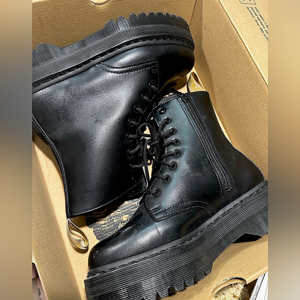 Dr. Martens Jaidon ii Platform Boot Women’s size 9